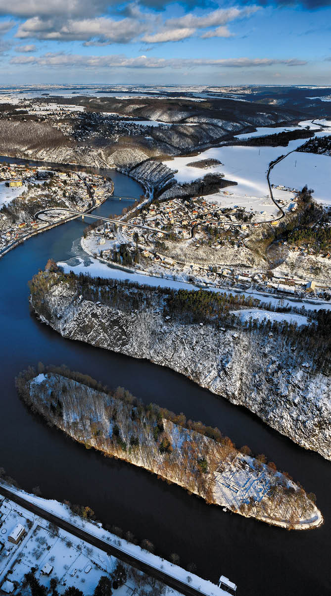 Kniha “VLTAVA - Libor Svacek" - vydani 1., rok 2011 Photographer: Libor Svacek; box@fotosvacek.cz; Mobile: +420 602428001; 