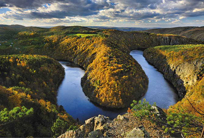 Kniha “VLTAVA - Libor Svacek" - vydani 1., rok 2011 Photographer: Libor Svacek; box@fotosvacek.cz; Mobile: +420 602428001; 